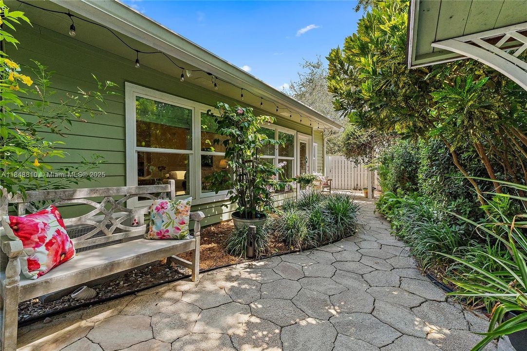 Vendido Recientemente: $729,000 (3 camas, 2 baños, 1670 Pies cuadrados)