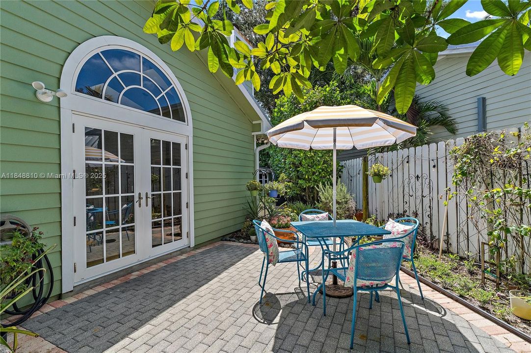 Vendido Recientemente: $729,000 (3 camas, 2 baños, 1670 Pies cuadrados)