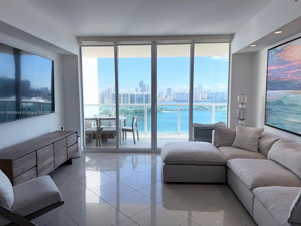 На продажу: $925,000 (3 спален, 3 ванн, 1849 Квадратных фут)