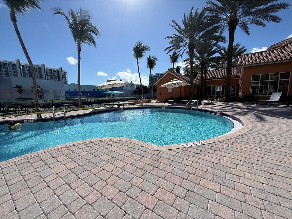 На продажу: $925,000 (3 спален, 3 ванн, 1849 Квадратных фут)