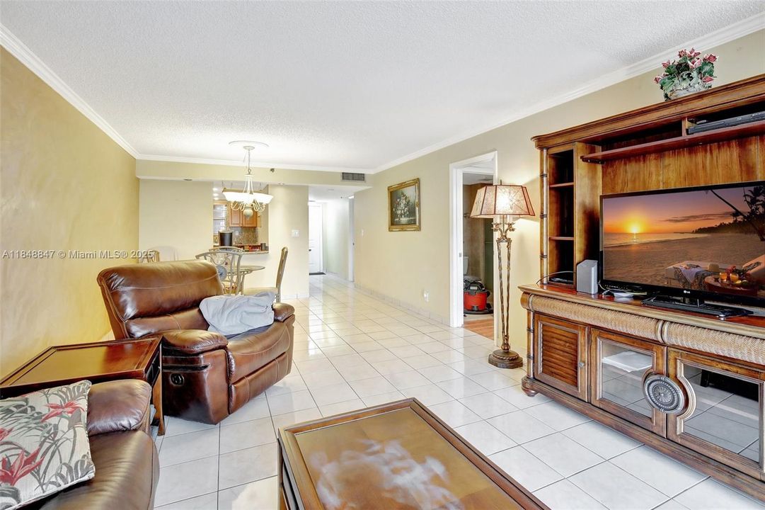 待售: $220,000 (2 贝兹, 2 浴室, 1140 平方英尺)