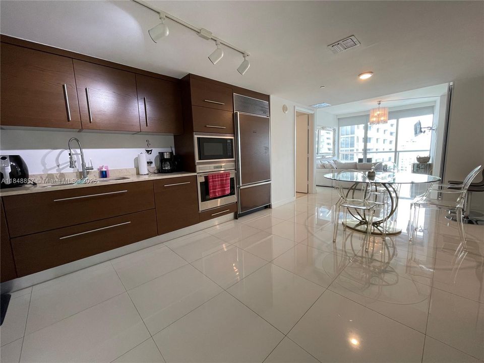 For Sale: $677,000 (1 beds, 1 baths, 876 Square Feet)