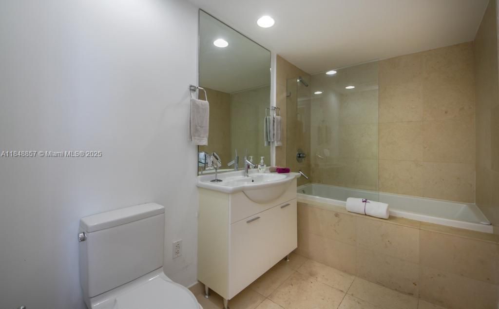 For Sale: $677,000 (1 beds, 1 baths, 876 Square Feet)