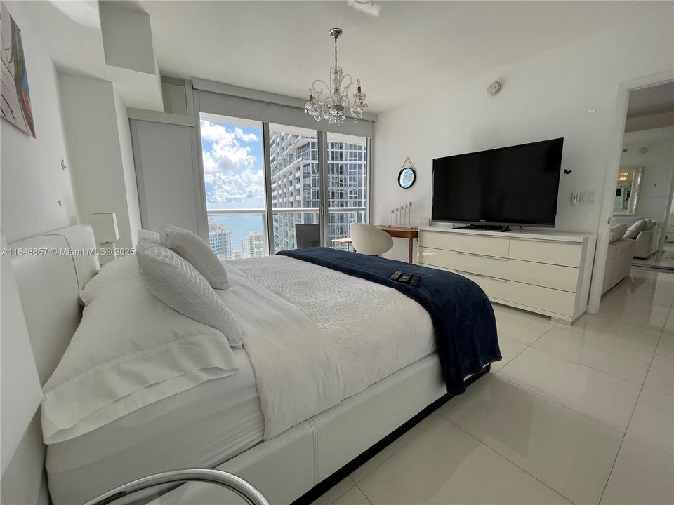 For Sale: $677,000 (1 beds, 1 baths, 876 Square Feet)
