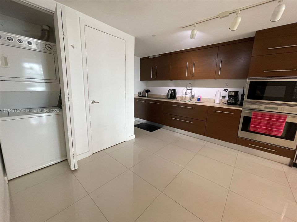 For Sale: $677,000 (1 beds, 1 baths, 876 Square Feet)