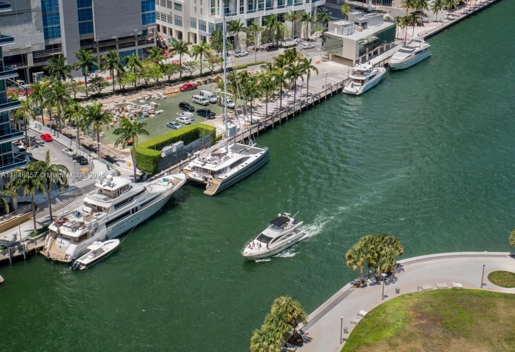 For Sale: $677,000 (1 beds, 1 baths, 876 Square Feet)