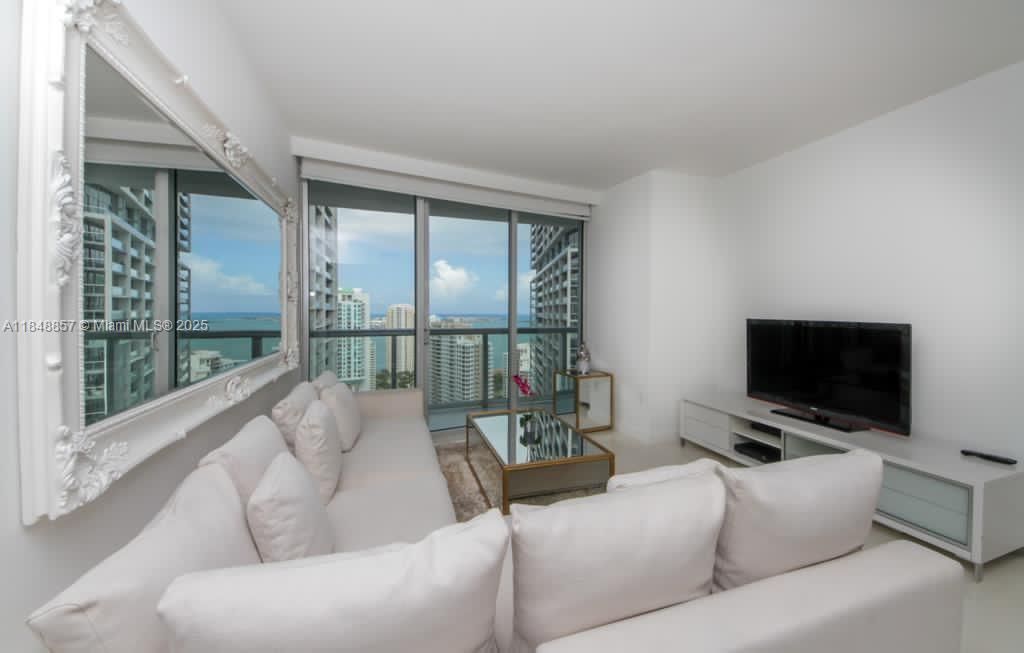 For Sale: $677,000 (1 beds, 1 baths, 876 Square Feet)
