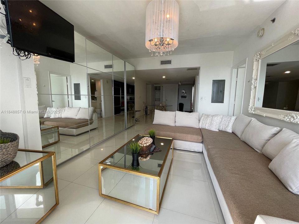 For Sale: $677,000 (1 beds, 1 baths, 876 Square Feet)
