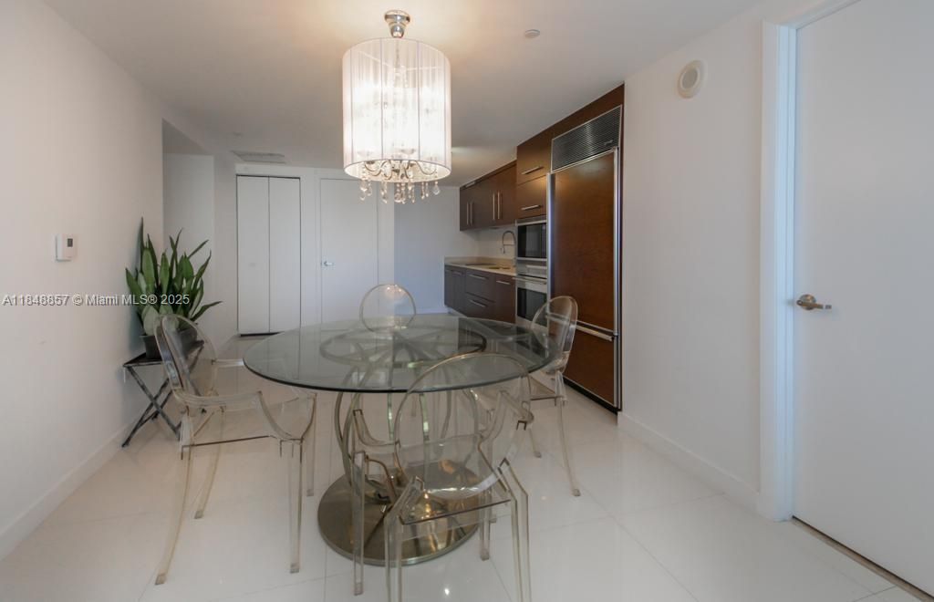 For Sale: $677,000 (1 beds, 1 baths, 876 Square Feet)