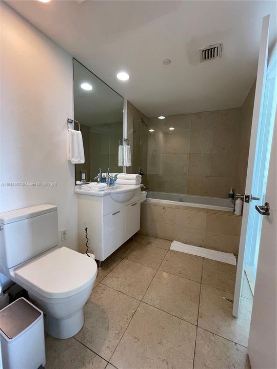 For Sale: $677,000 (1 beds, 1 baths, 876 Square Feet)