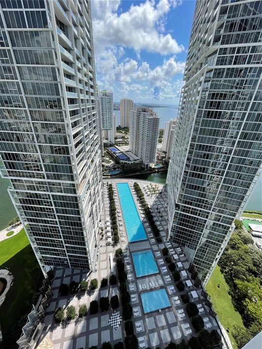 For Sale: $677,000 (1 beds, 1 baths, 876 Square Feet)
