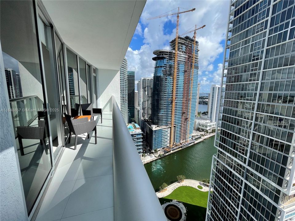 For Sale: $677,000 (1 beds, 1 baths, 876 Square Feet)