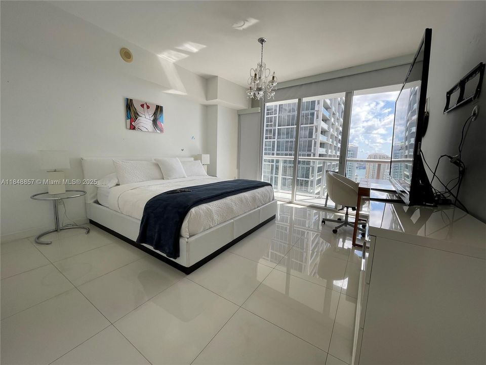 For Sale: $677,000 (1 beds, 1 baths, 876 Square Feet)
