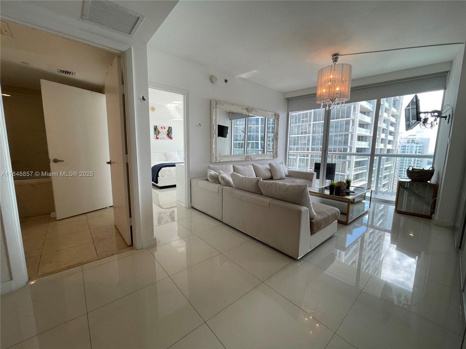 For Sale: $677,000 (1 beds, 1 baths, 876 Square Feet)