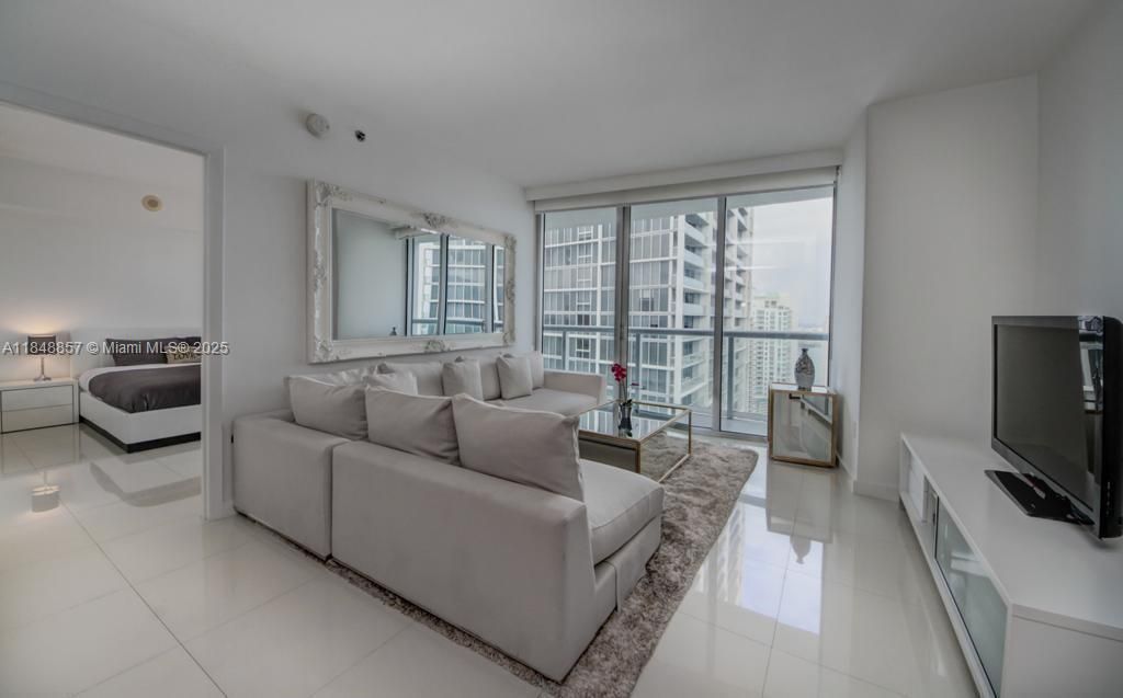 For Sale: $677,000 (1 beds, 1 baths, 876 Square Feet)
