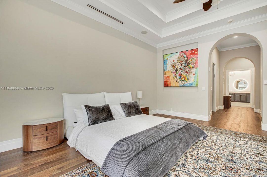 合同活跃: $2,999,999 (5 贝兹, 5 浴室, 5179 平方英尺)