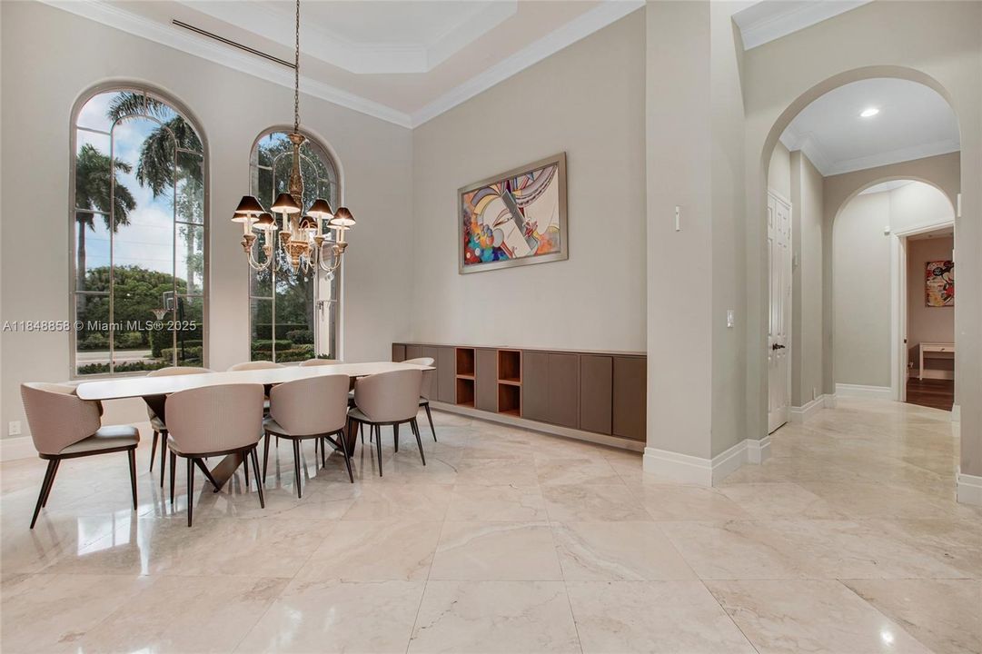 合同活跃: $2,999,999 (5 贝兹, 5 浴室, 5179 平方英尺)