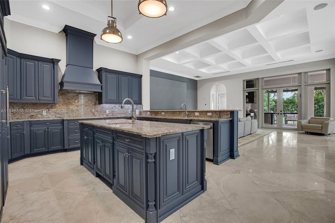 合同活跃: $2,999,999 (5 贝兹, 5 浴室, 5179 平方英尺)