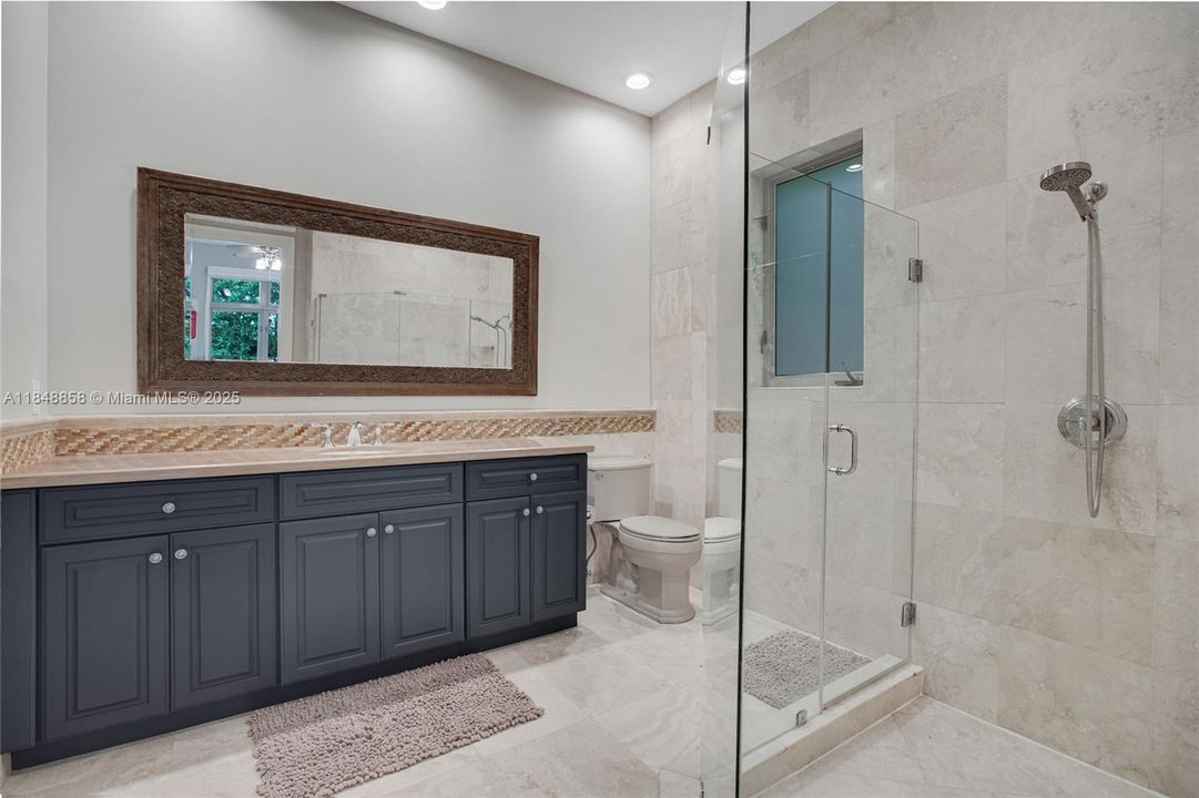 合同活跃: $2,999,999 (5 贝兹, 5 浴室, 5179 平方英尺)