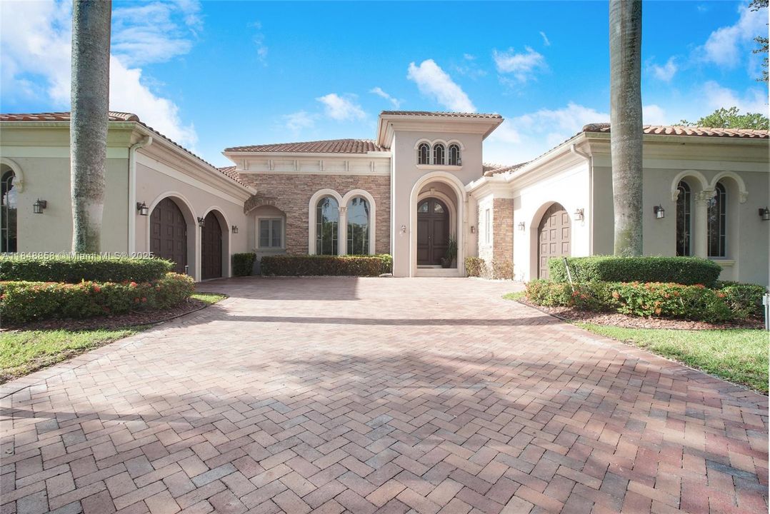 合同活跃: $2,999,999 (5 贝兹, 5 浴室, 5179 平方英尺)