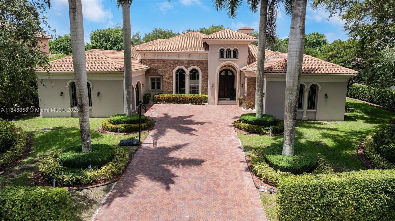 合同活跃: $2,999,999 (5 贝兹, 5 浴室, 5179 平方英尺)