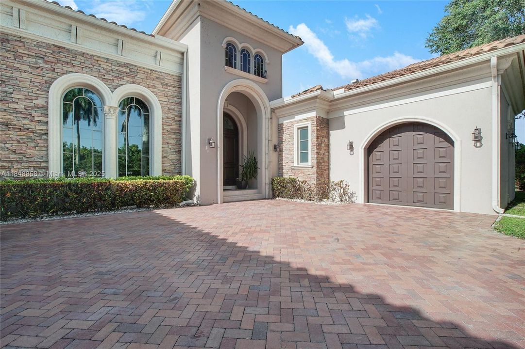 合同活跃: $2,999,999 (5 贝兹, 5 浴室, 5179 平方英尺)