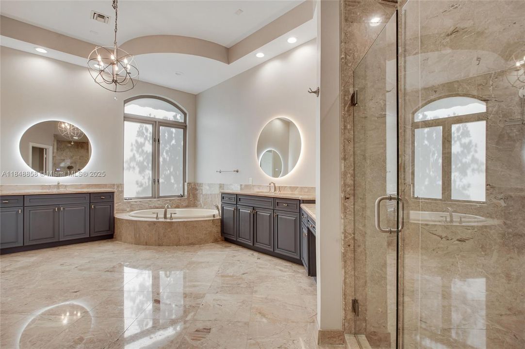 合同活跃: $2,999,999 (5 贝兹, 5 浴室, 5179 平方英尺)