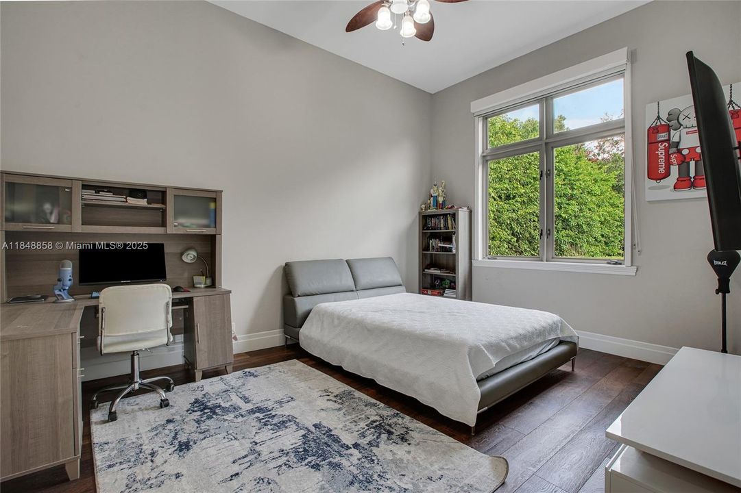 合同活跃: $2,999,999 (5 贝兹, 5 浴室, 5179 平方英尺)