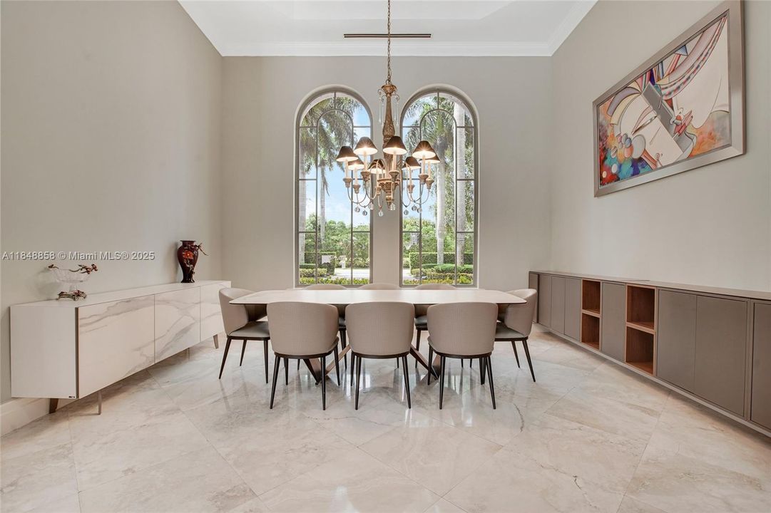 合同活跃: $2,999,999 (5 贝兹, 5 浴室, 5179 平方英尺)