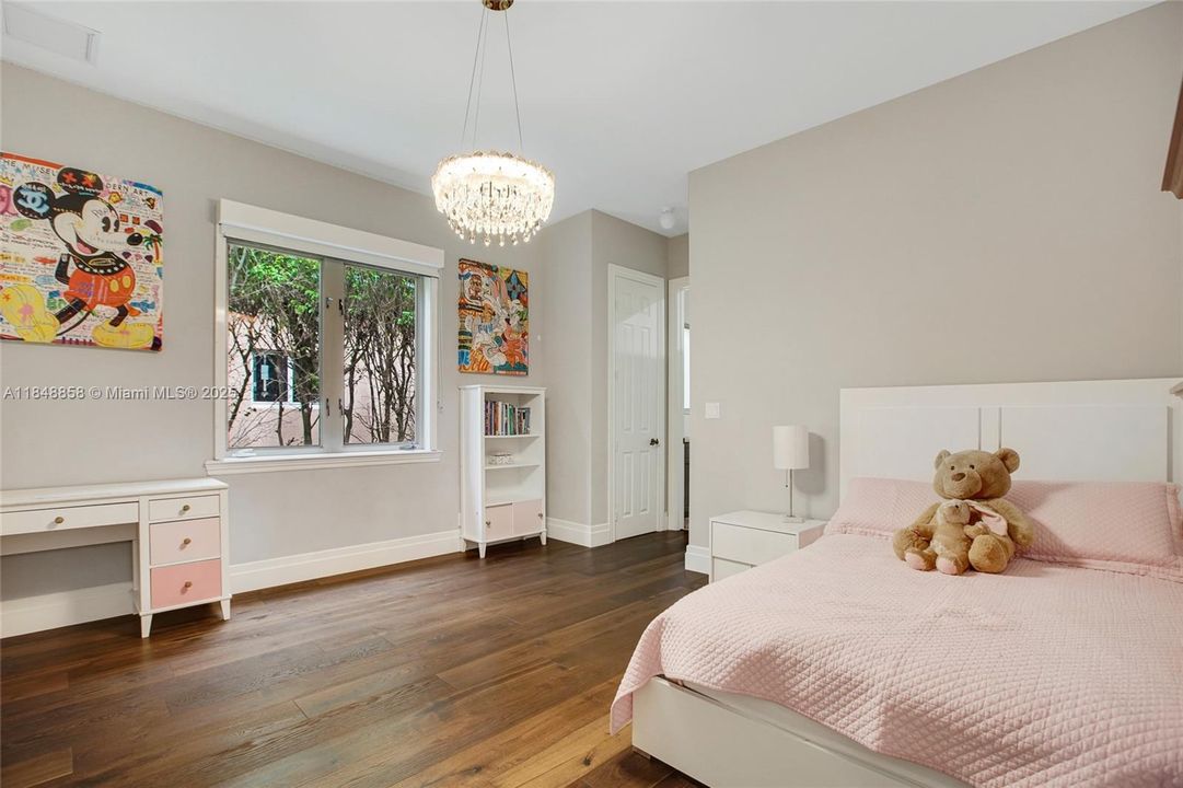 合同活跃: $2,999,999 (5 贝兹, 5 浴室, 5179 平方英尺)