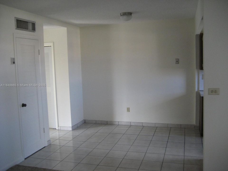 最近租的: $2,050 (1 贝兹, 1 浴室, 726 平方英尺)