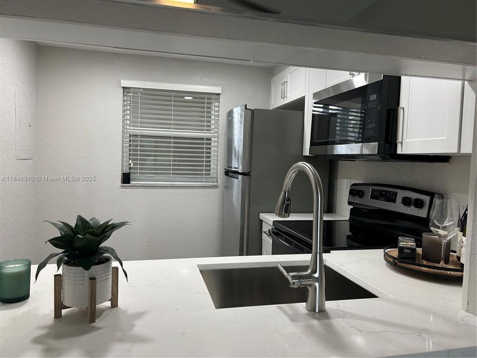 Под контрактом: $1,799 (1 спален, 1 ванн, 870 Квадратных фут)