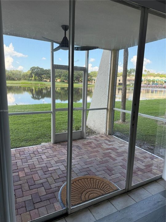 Под контрактом: $1,799 (1 спален, 1 ванн, 870 Квадратных фут)