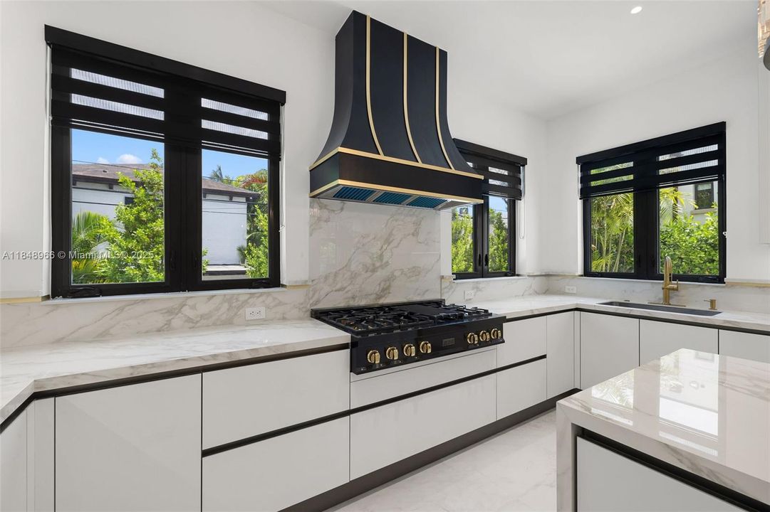 En Venta: $9,900,000 (4 camas, 3 baños, 4823 Pies cuadrados)