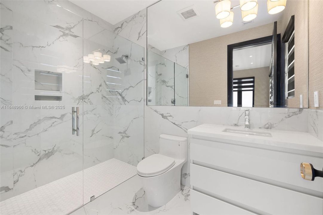 En Venta: $9,900,000 (4 camas, 3 baños, 4823 Pies cuadrados)