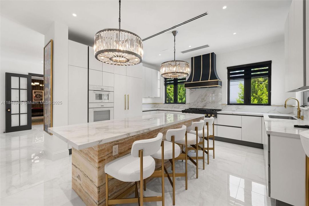 En Venta: $9,900,000 (4 camas, 3 baños, 4823 Pies cuadrados)