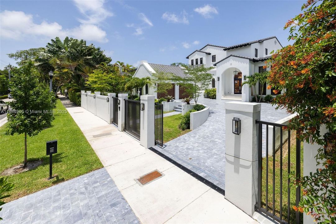 En Venta: $9,900,000 (4 camas, 3 baños, 4823 Pies cuadrados)