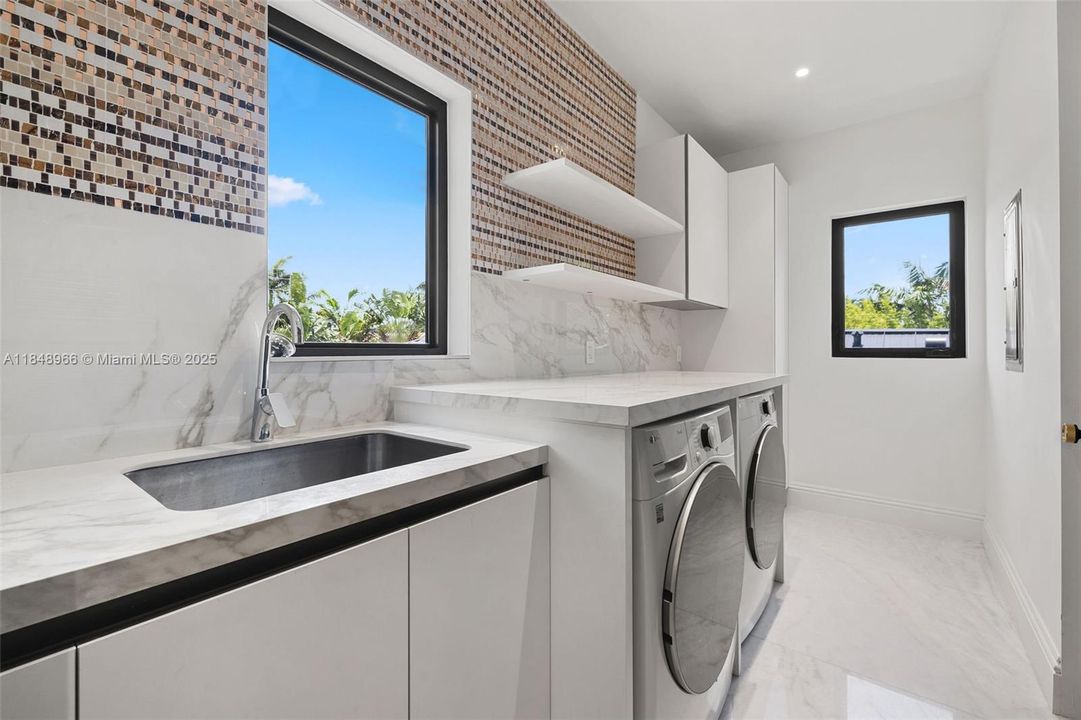 En Venta: $9,900,000 (4 camas, 3 baños, 4823 Pies cuadrados)