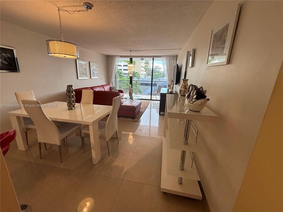 Recientemente alquilado: $2,285 (1 camas, 1 baños, 700 Pies cuadrados)