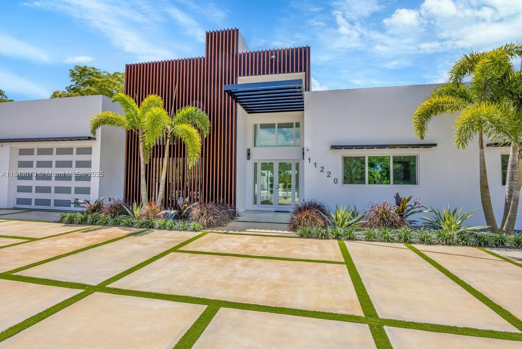 Recently Sold: $4,695,000 (5 beds, 6 baths, 5943 Square Feet)