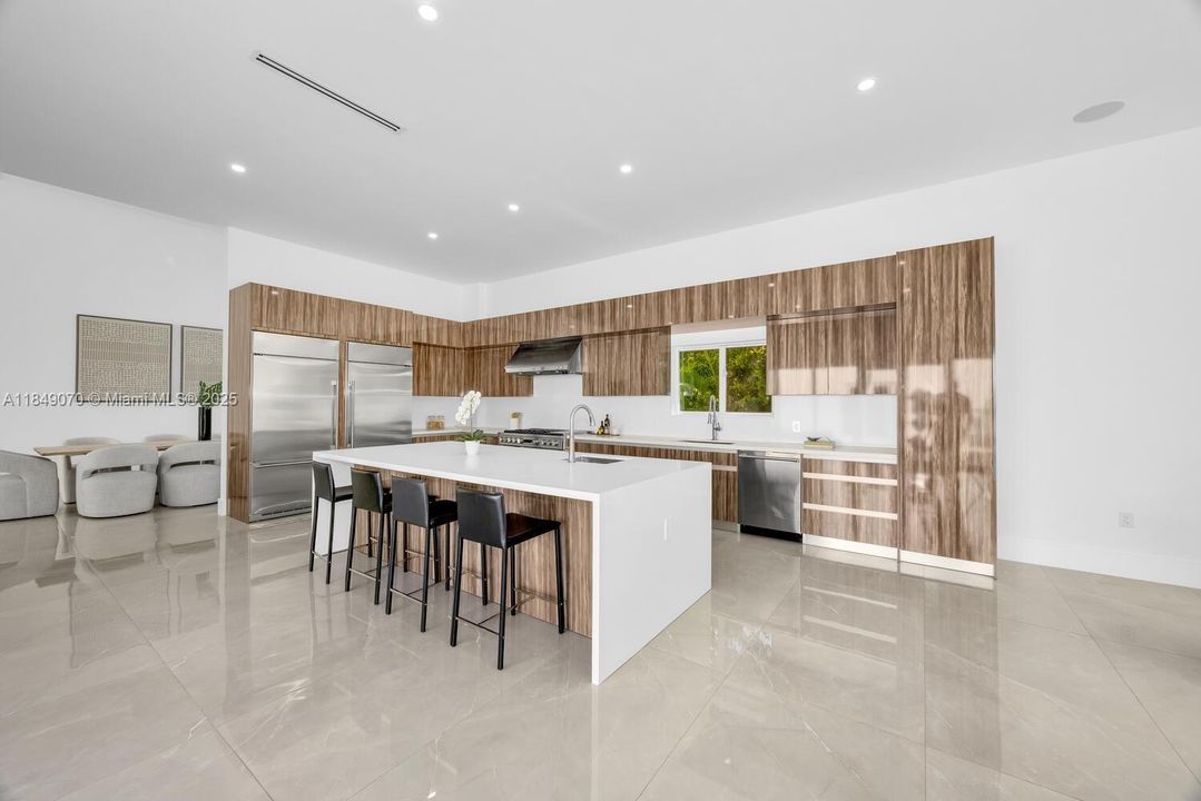 Recently Sold: $4,695,000 (5 beds, 6 baths, 5943 Square Feet)