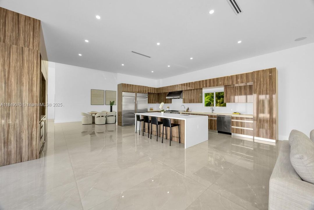 Recently Sold: $4,695,000 (5 beds, 6 baths, 5943 Square Feet)