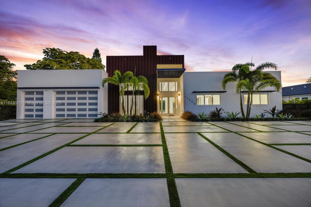 Recently Sold: $4,695,000 (5 beds, 6 baths, 5943 Square Feet)