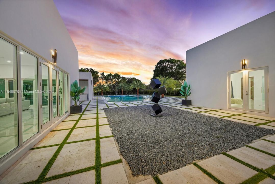 Recently Sold: $4,695,000 (5 beds, 6 baths, 5943 Square Feet)