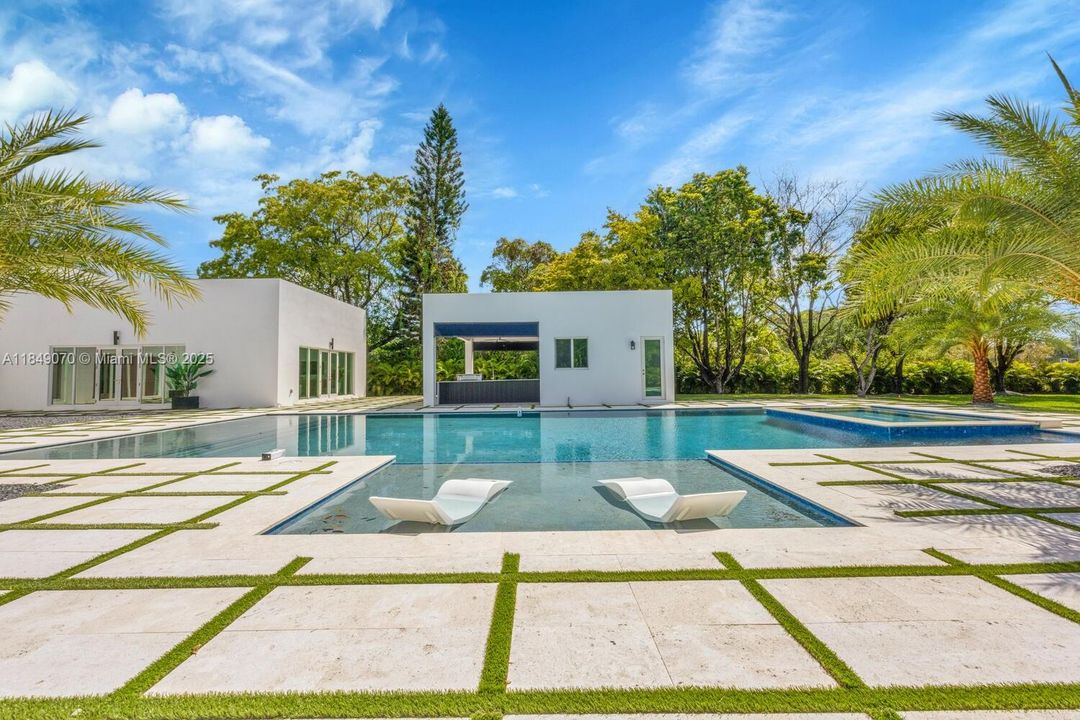 Recently Sold: $4,695,000 (5 beds, 6 baths, 5943 Square Feet)
