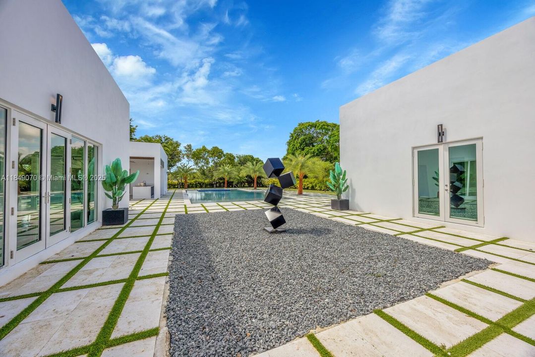 Recently Sold: $4,695,000 (5 beds, 6 baths, 5943 Square Feet)