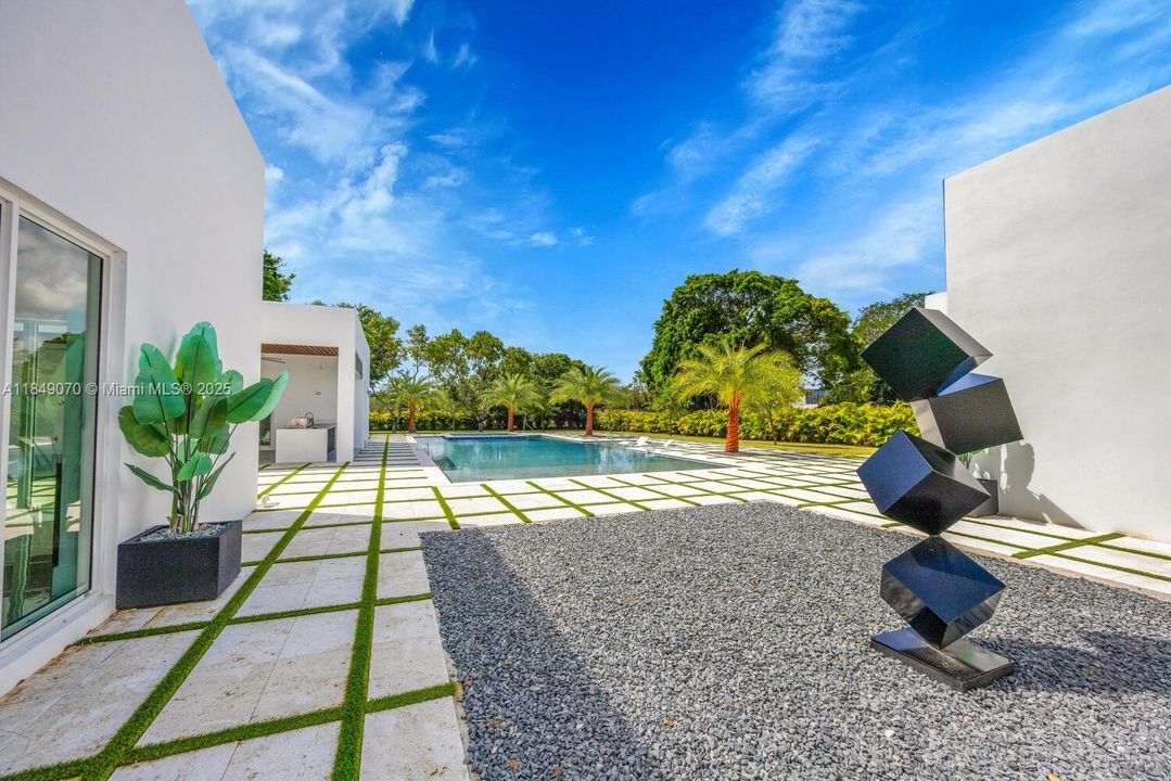 Recently Sold: $4,695,000 (5 beds, 6 baths, 5943 Square Feet)