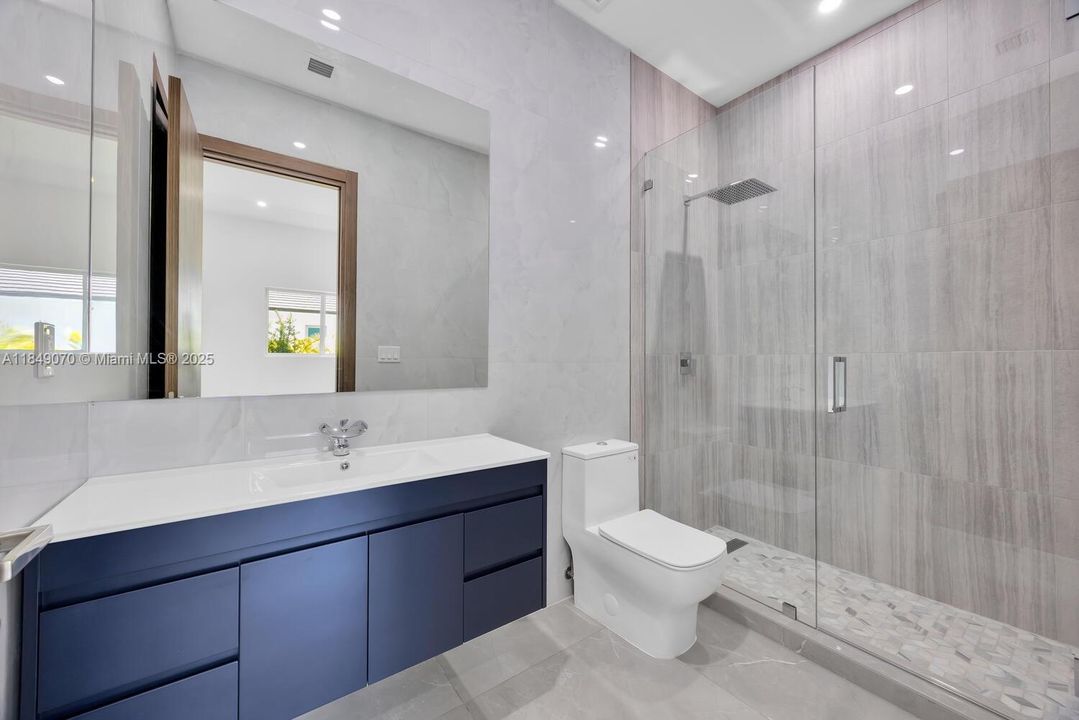 Recently Sold: $4,695,000 (5 beds, 6 baths, 5943 Square Feet)