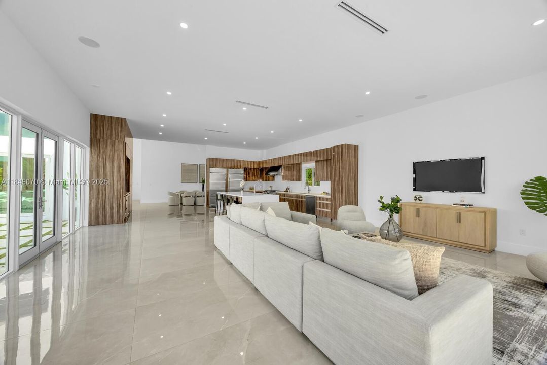 Recently Sold: $4,695,000 (5 beds, 6 baths, 5943 Square Feet)