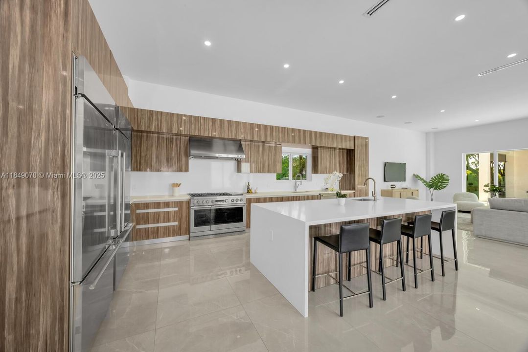 Recently Sold: $4,695,000 (5 beds, 6 baths, 5943 Square Feet)